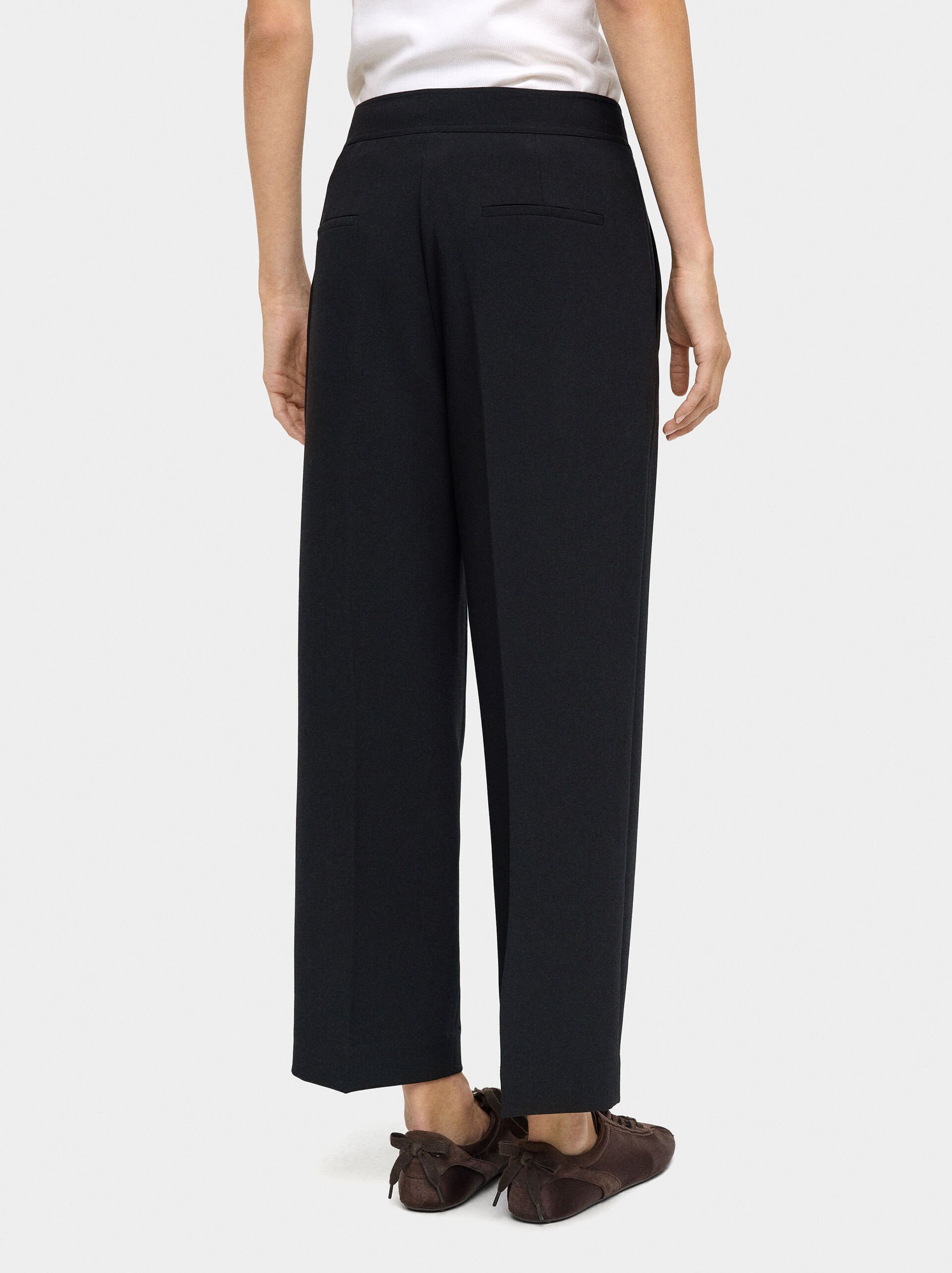 Fluid trousers with pockets image number 3.0