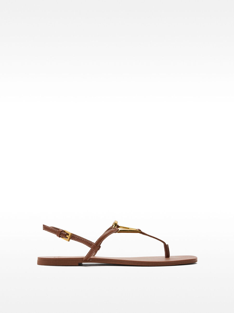 Flache Sandalen mit Riemen und metallischem Detail