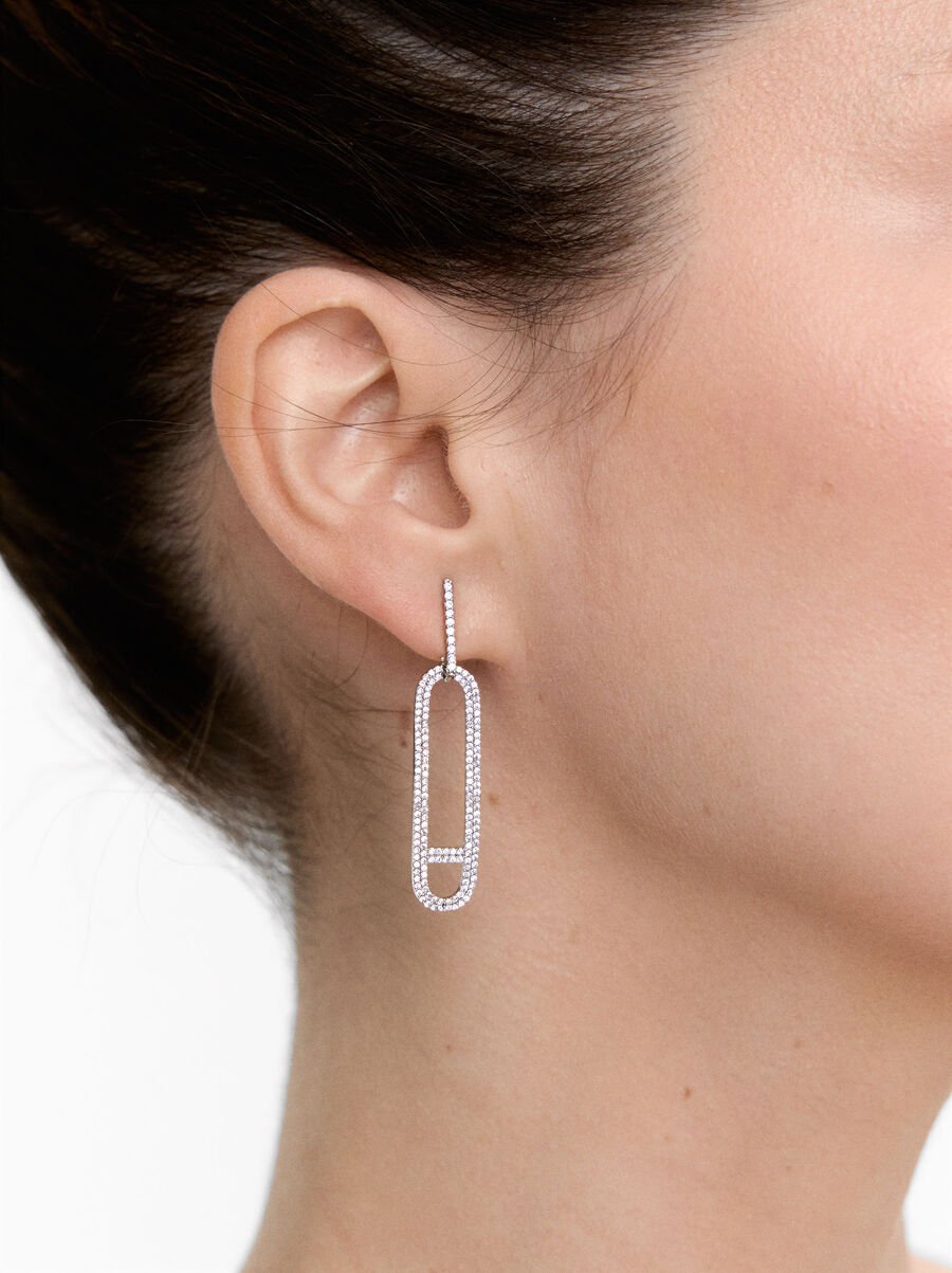 Elongated earrings with zirconia
