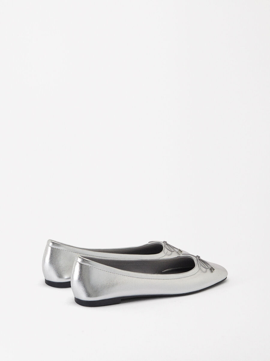 Metallic ballet flats with bow