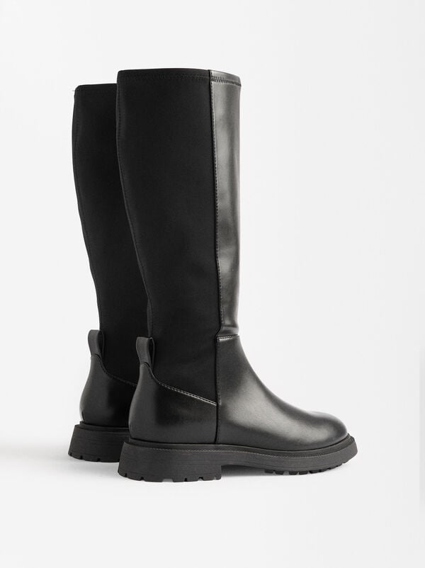 Flat high boots