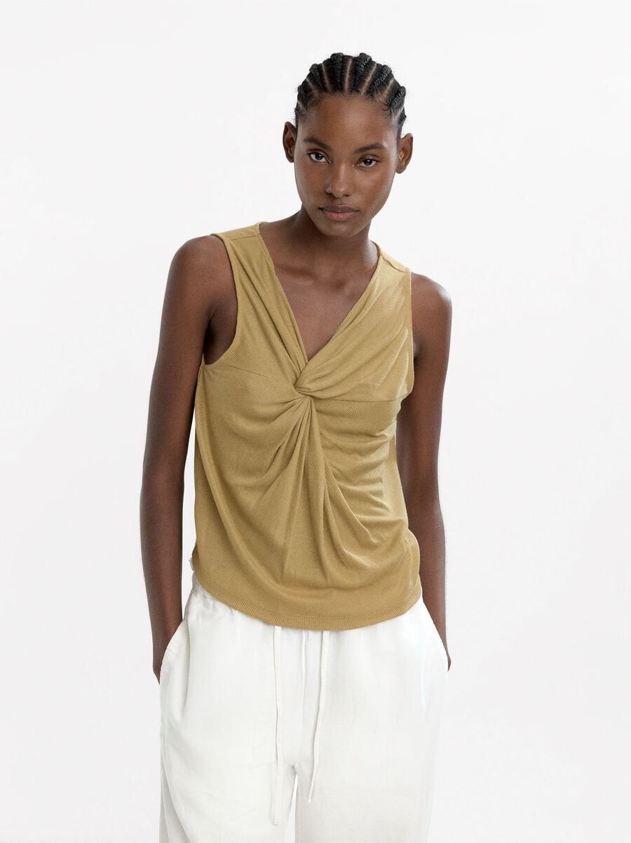 Ribbed top with knot