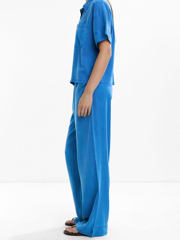 Shirt with zip fastening and pocket