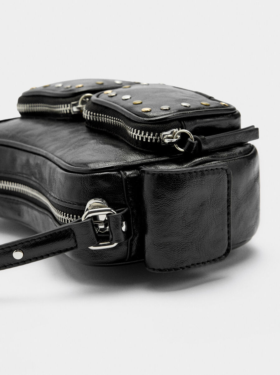 Bolso de mano con tachuelas