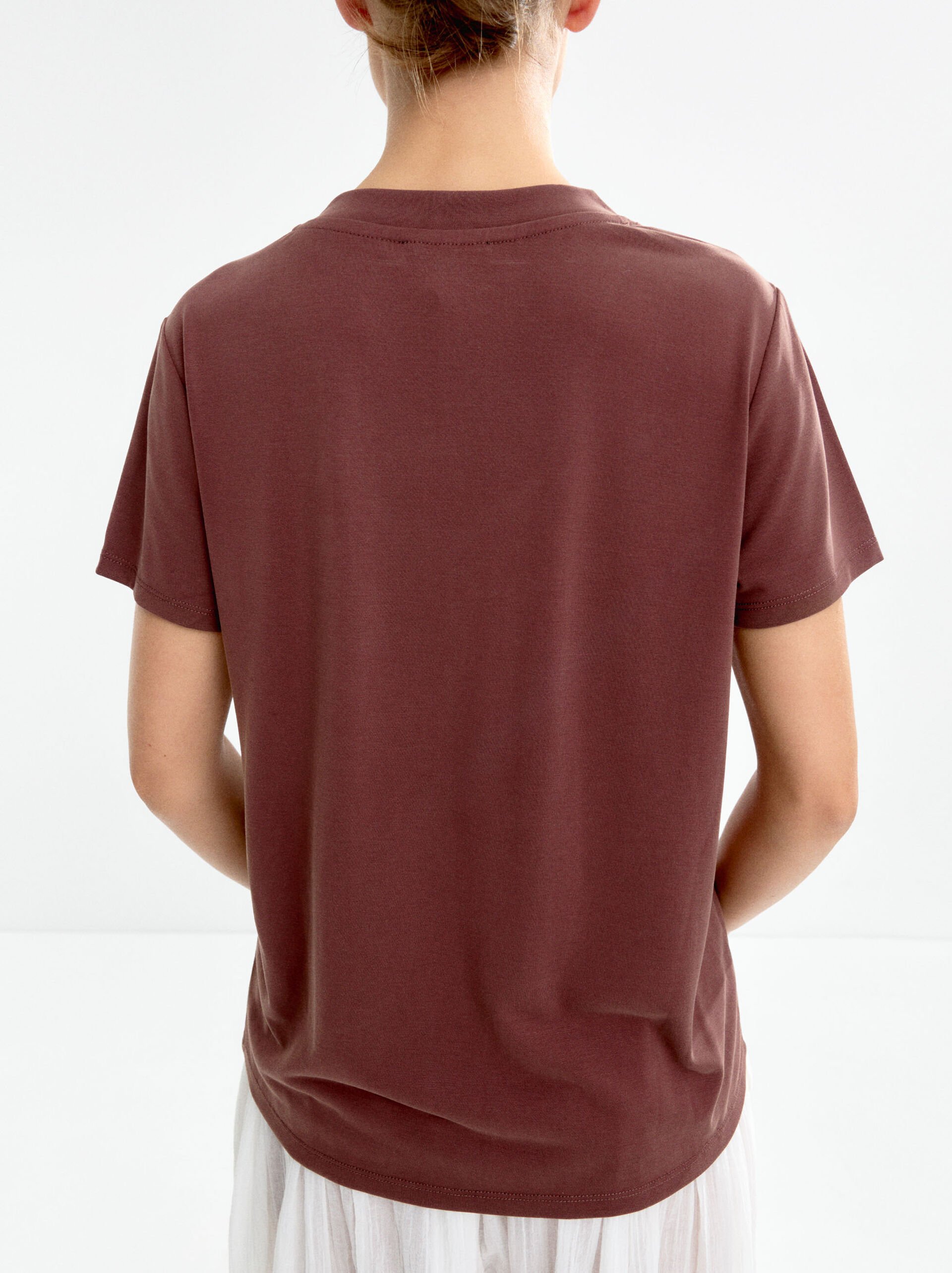Camiseta básica cuello pico image number 3.0