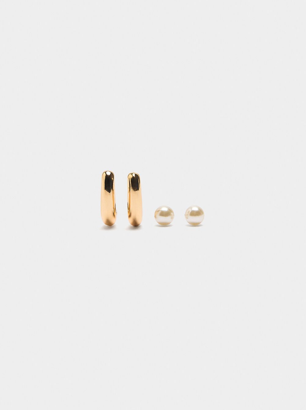 Set of earrings with pearls