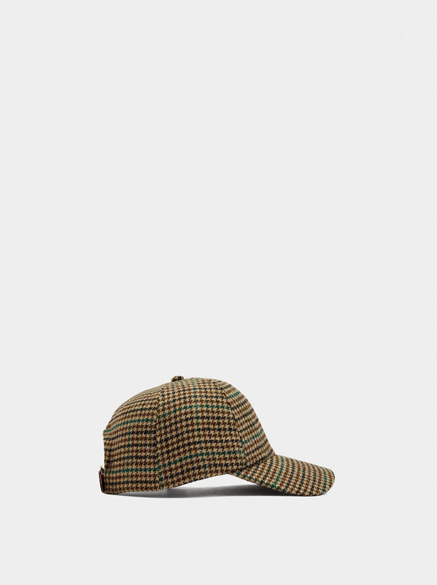 Cap with squares with wool