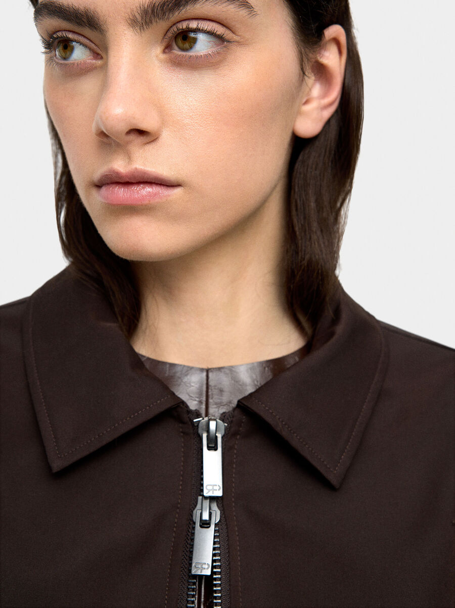 Light jacket with zipper closure