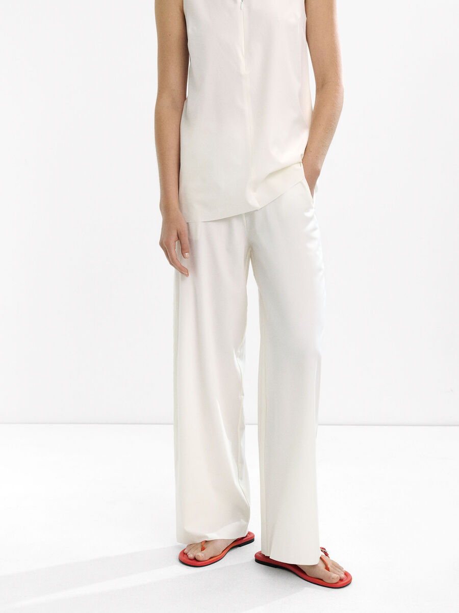 Trousers with zip pockets