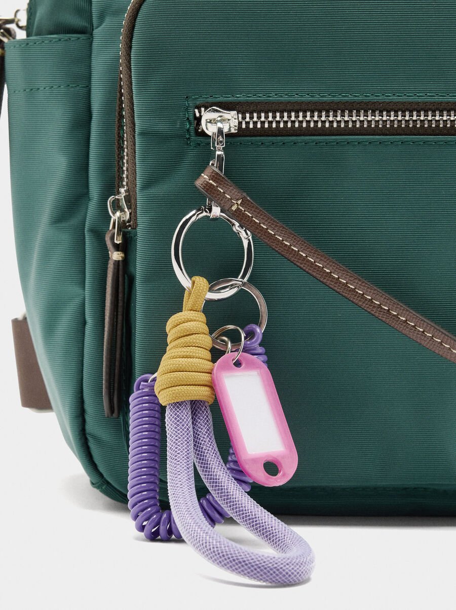 Mochila de nylon con colgante