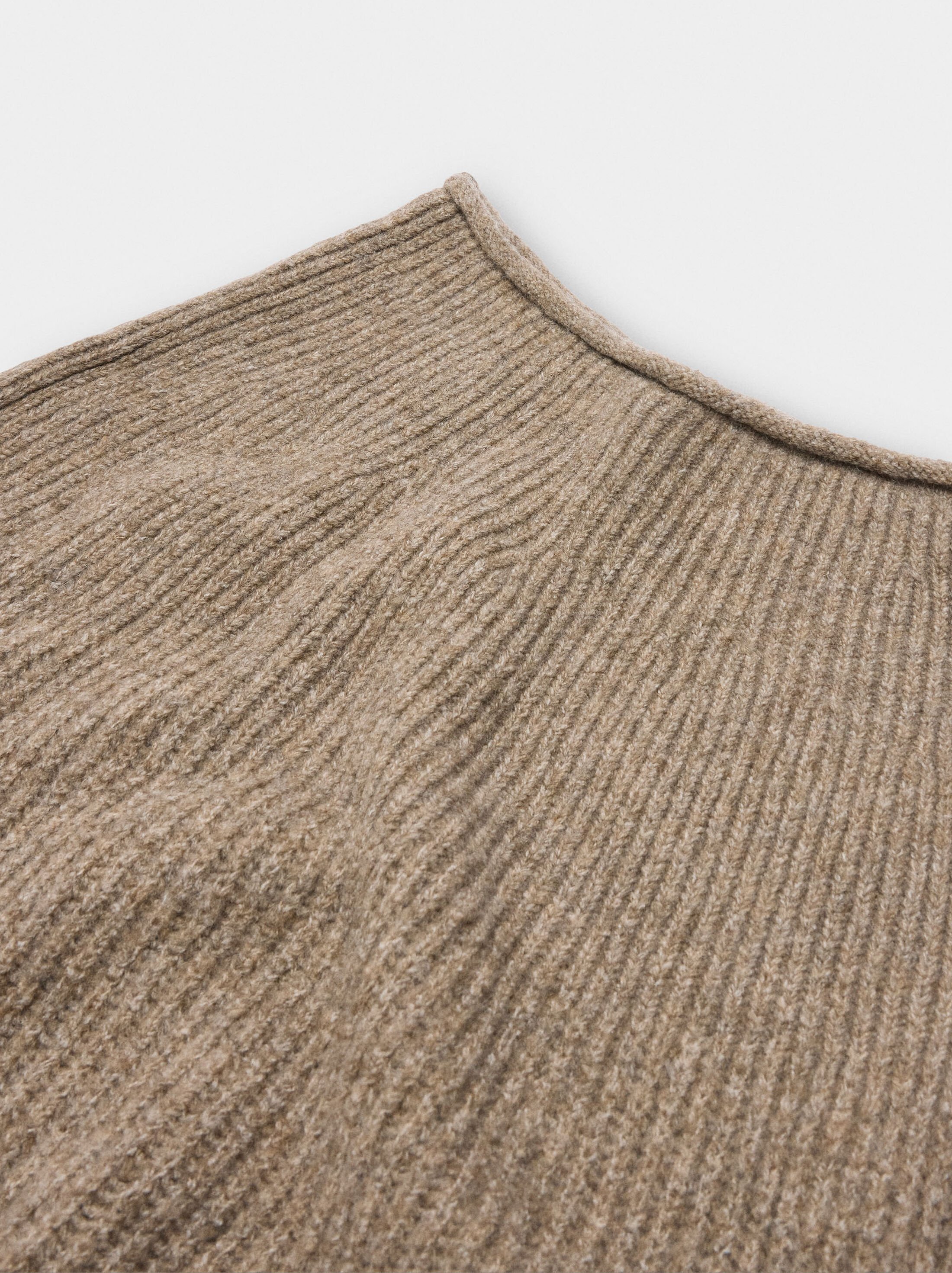 Ribbed cape image number 2.0