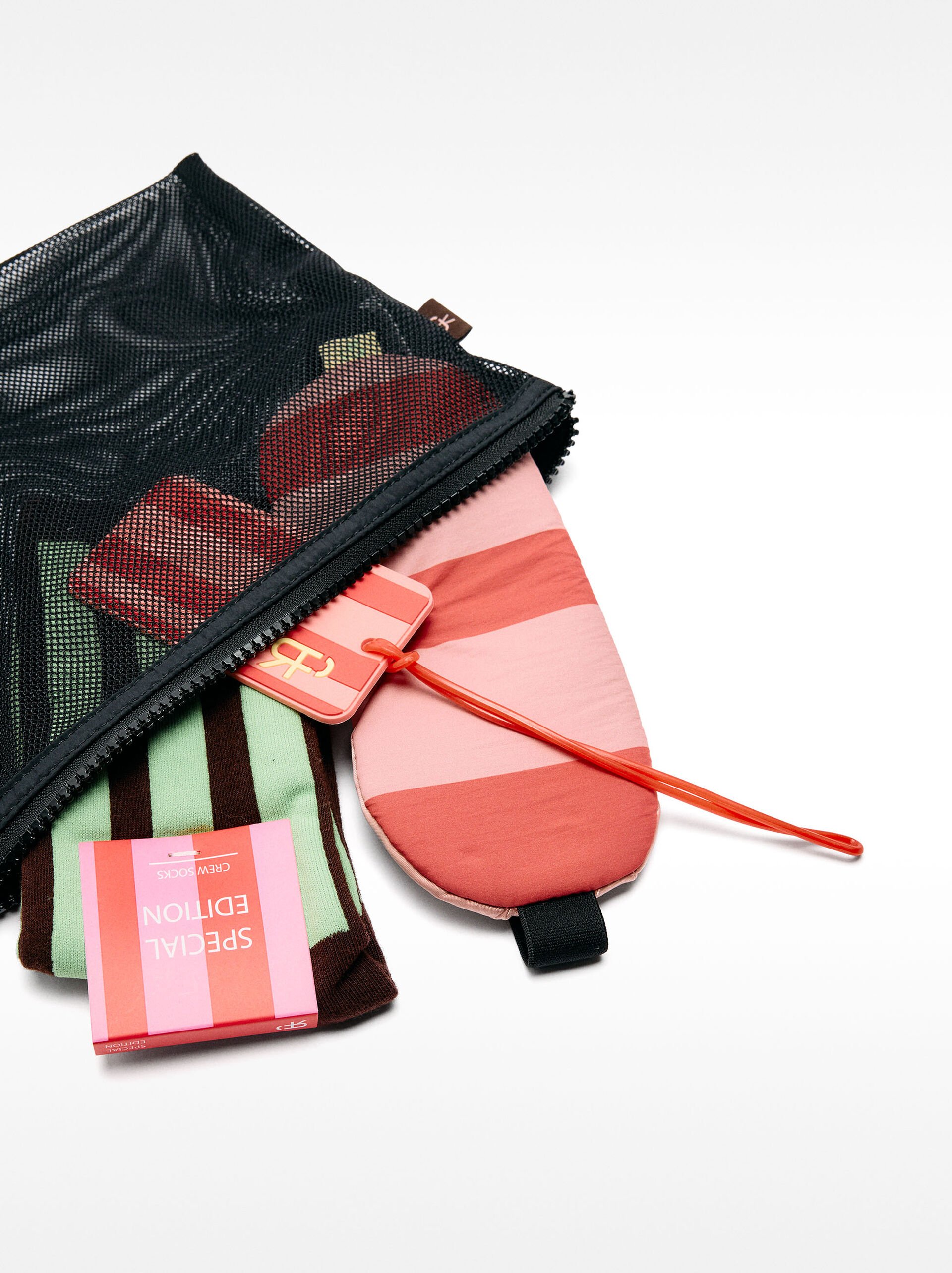 Travel kit image number 2.0