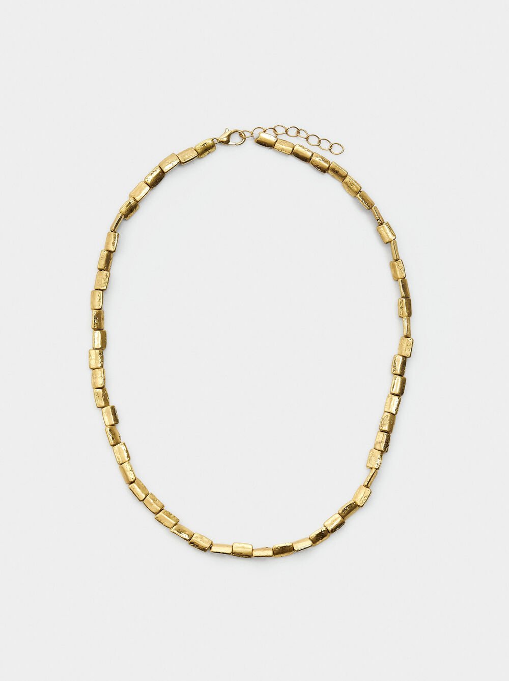 Short necklace with flat rectangular beads