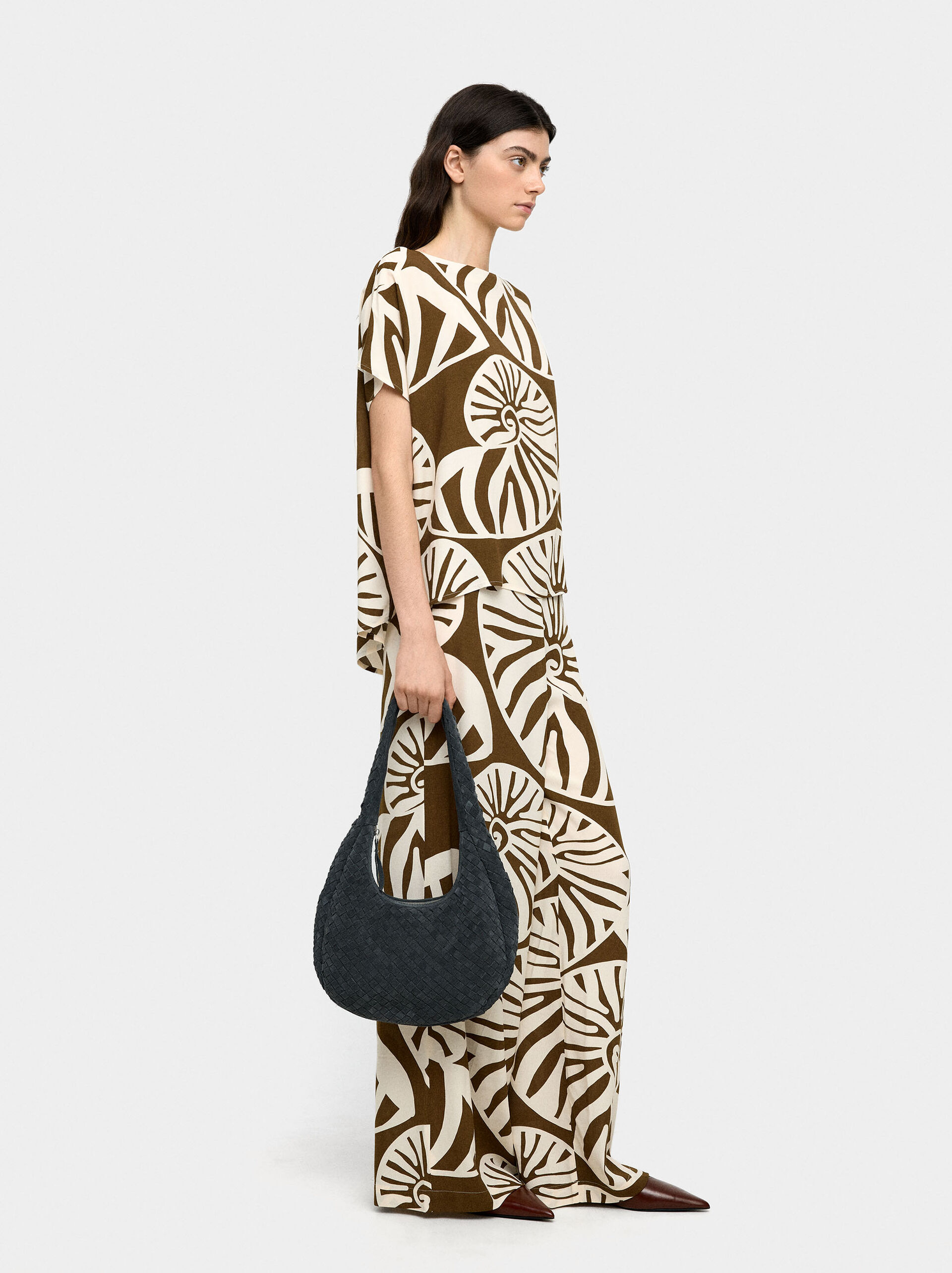 Printed trousers image number 4.0