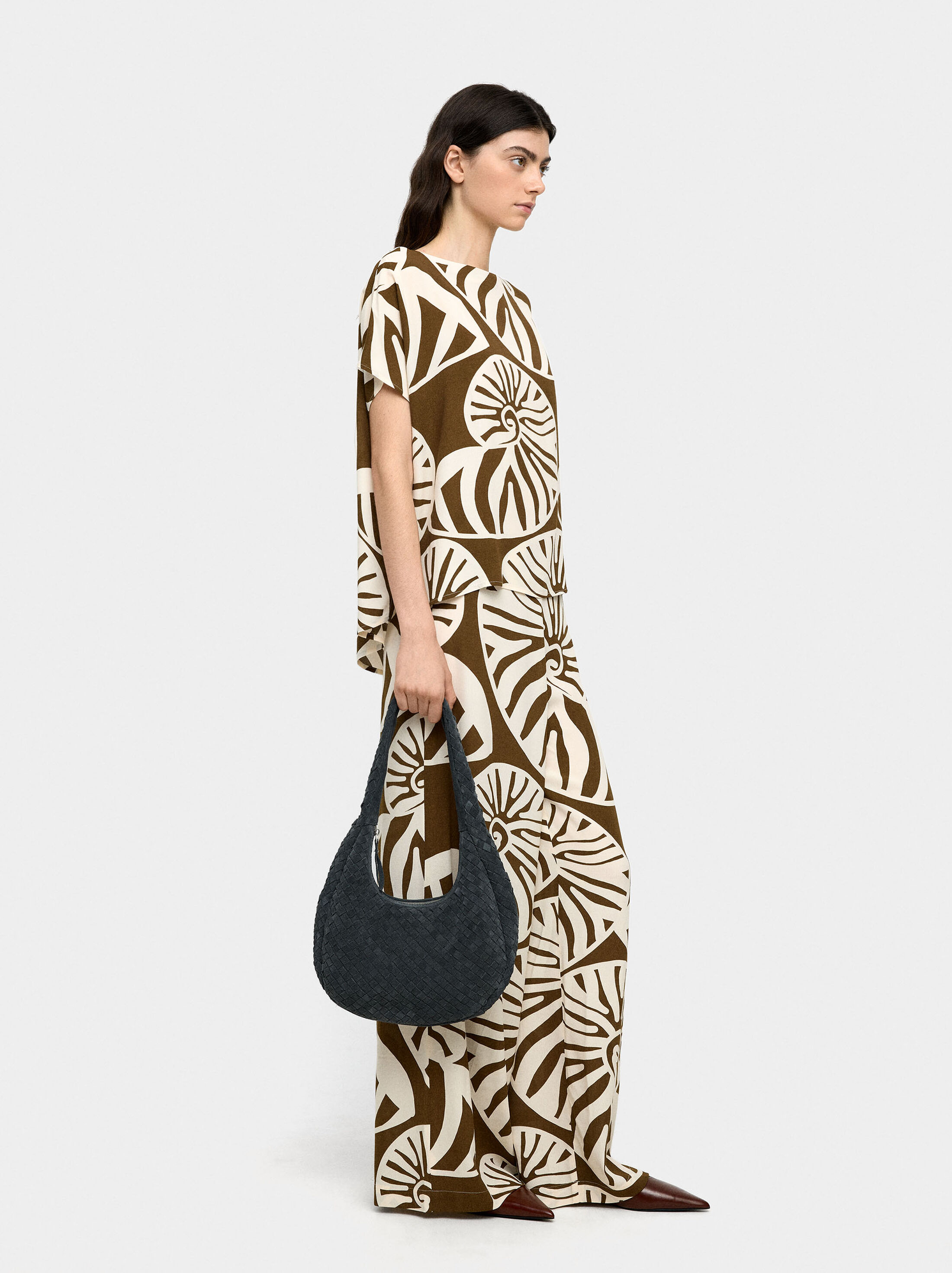 Printed trousers image number 4.0