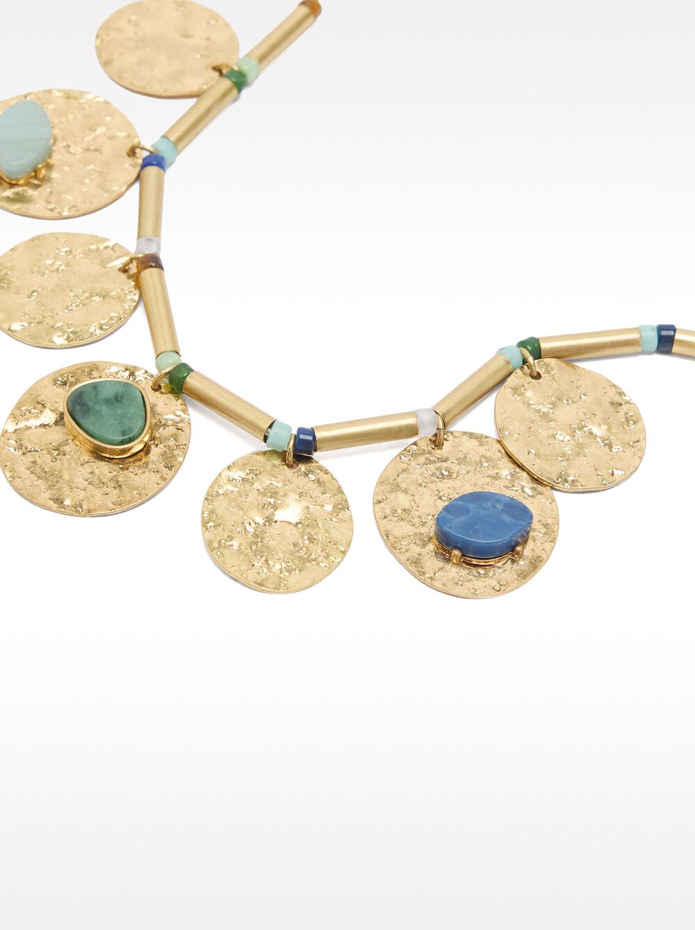 Short necklace with medals and stones