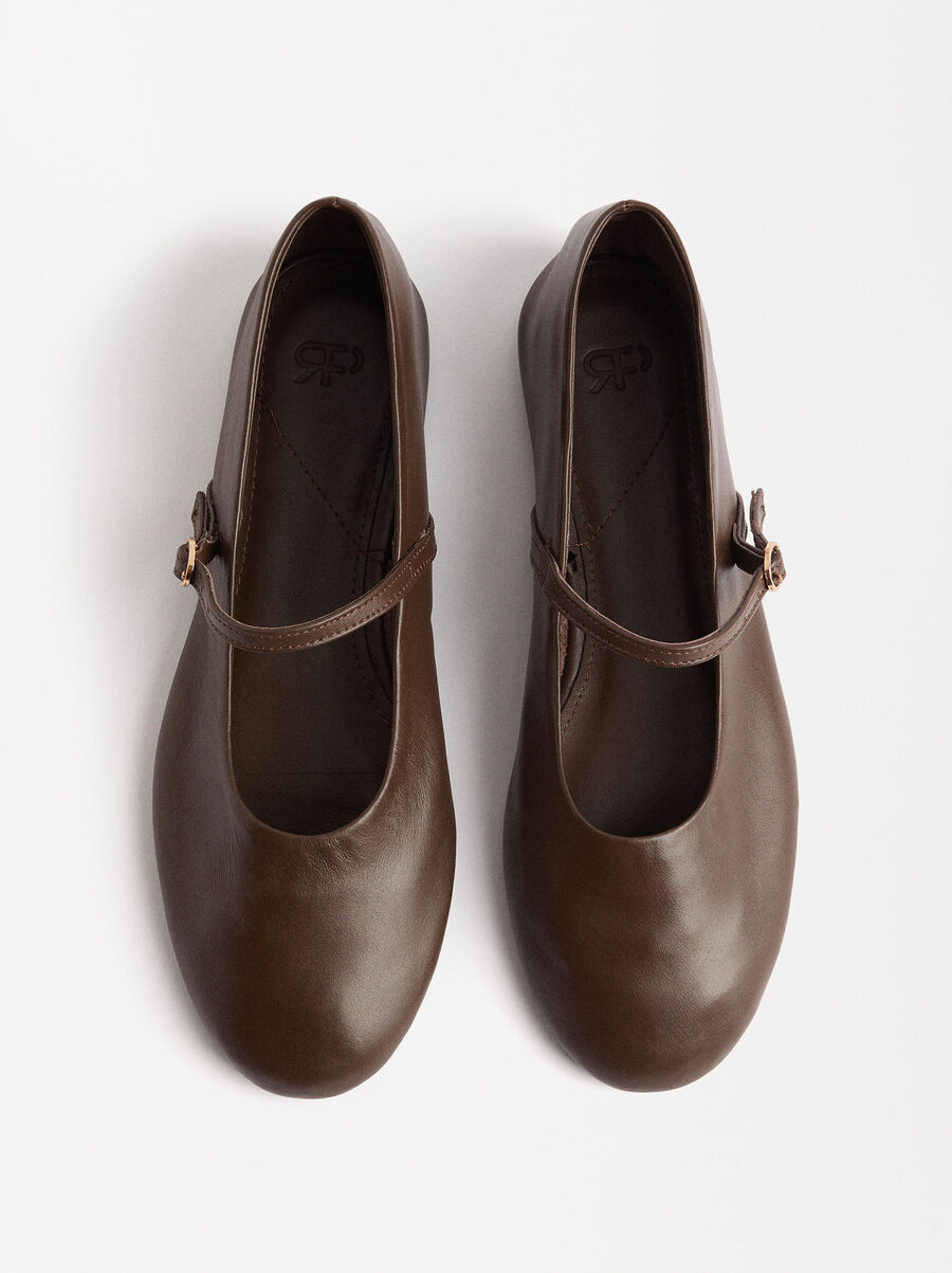 Leather ballet flats with strap and buckle