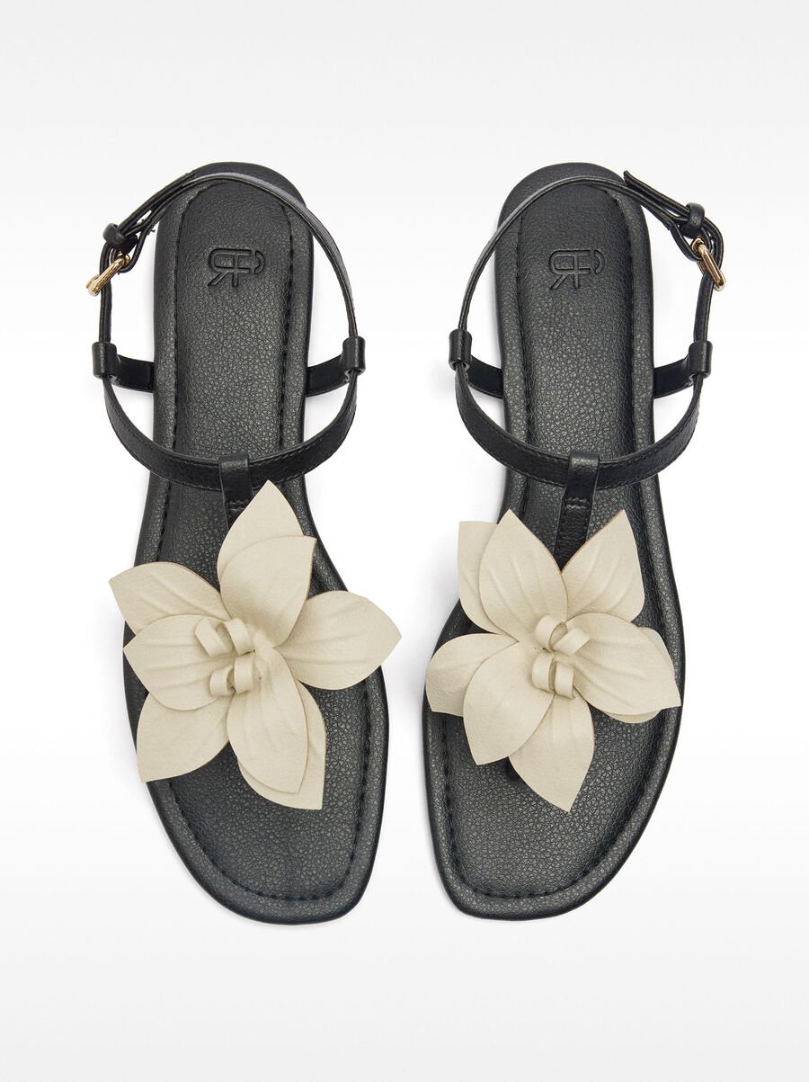 Flat sandals with flower