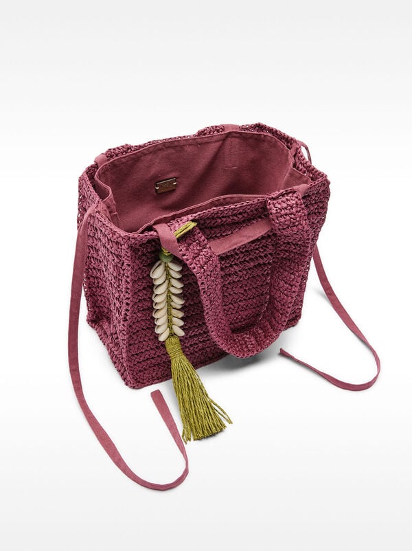 Straw-effect tote bag with hanging shells detail M 