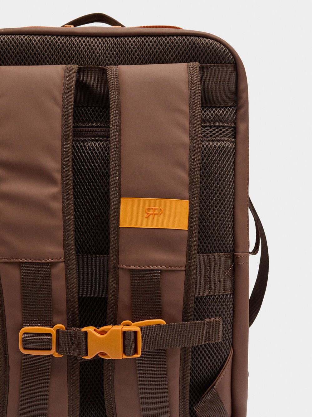 Plain cabin backpack with contrast