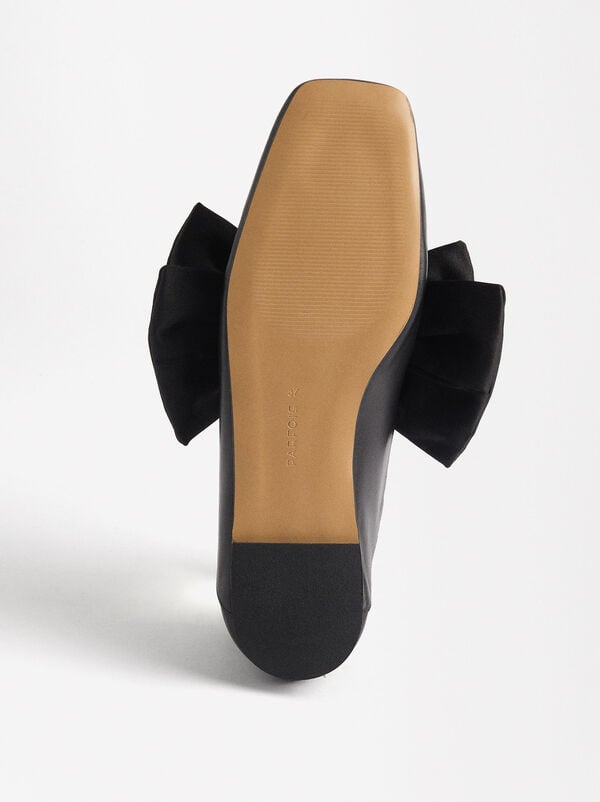 Leather loafers with bow