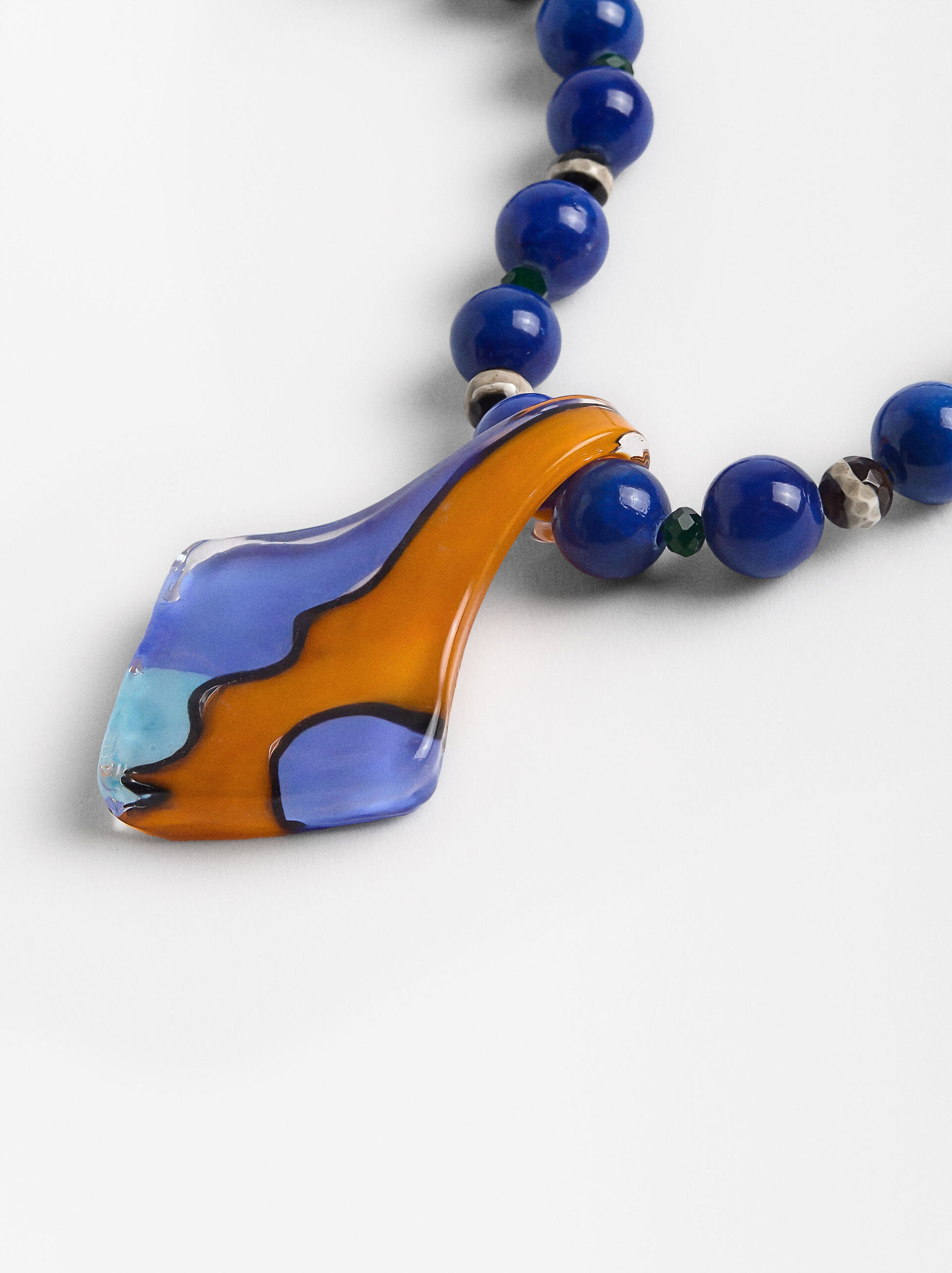 Collier avec perles et pendentif en verre image number 2.0