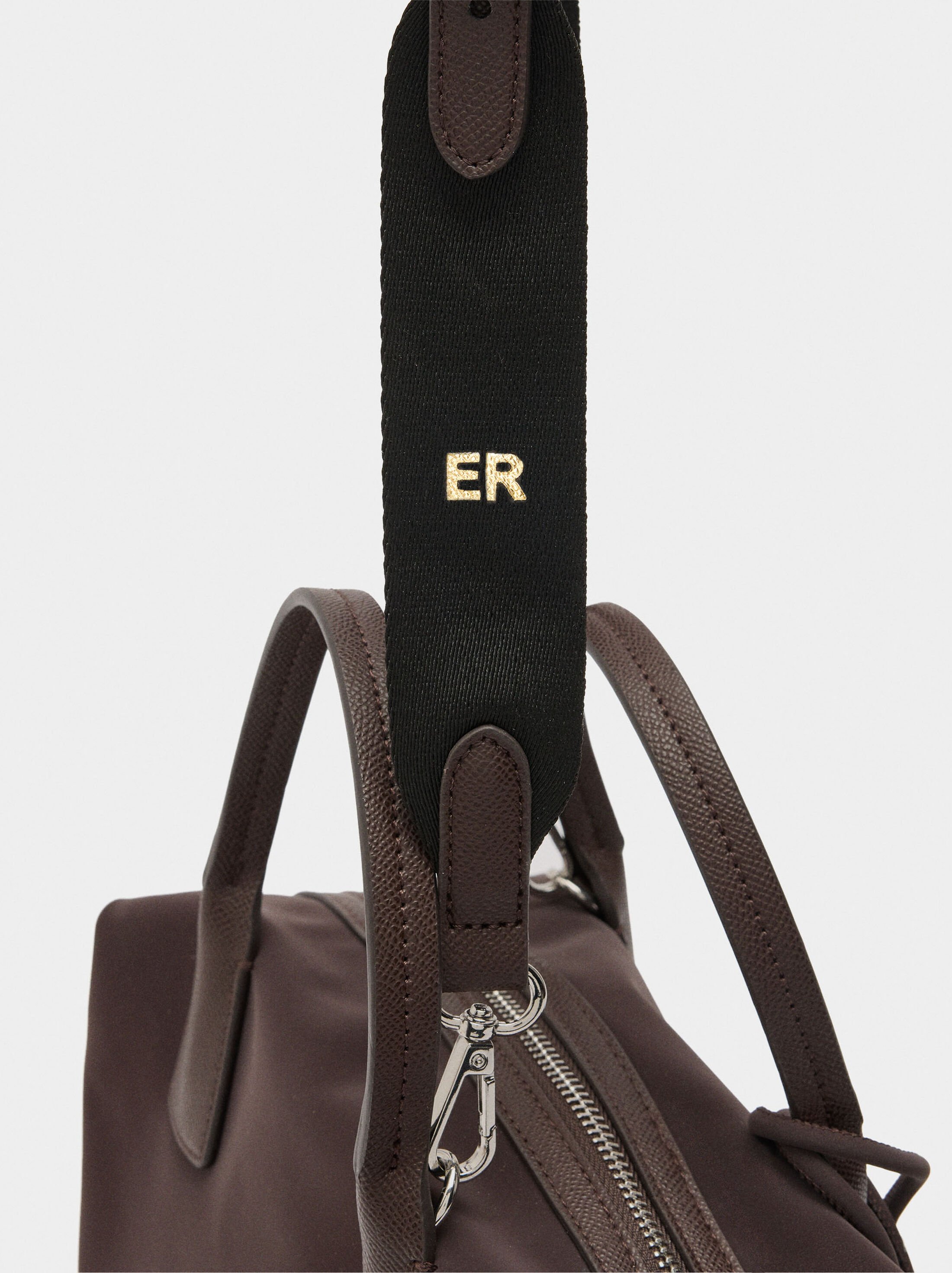 Bossa tote textura suave con penduro image number 1.0