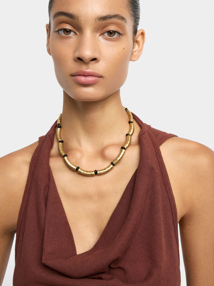 Short segmented tubular necklace