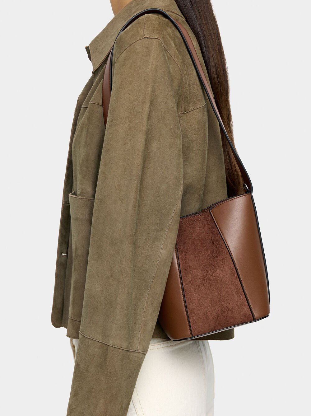 Borsa secchiello con contrasto di texture