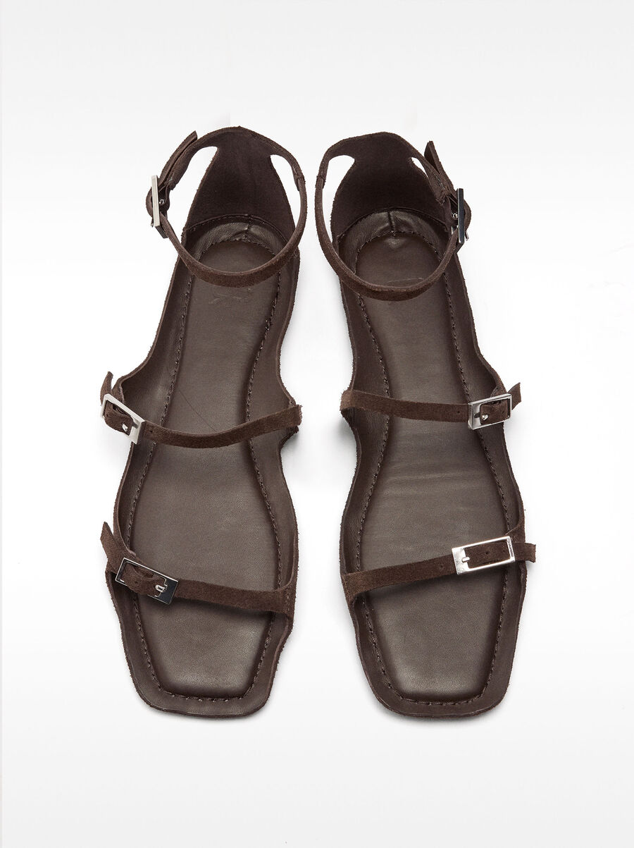 Flat leather sandals with buckles