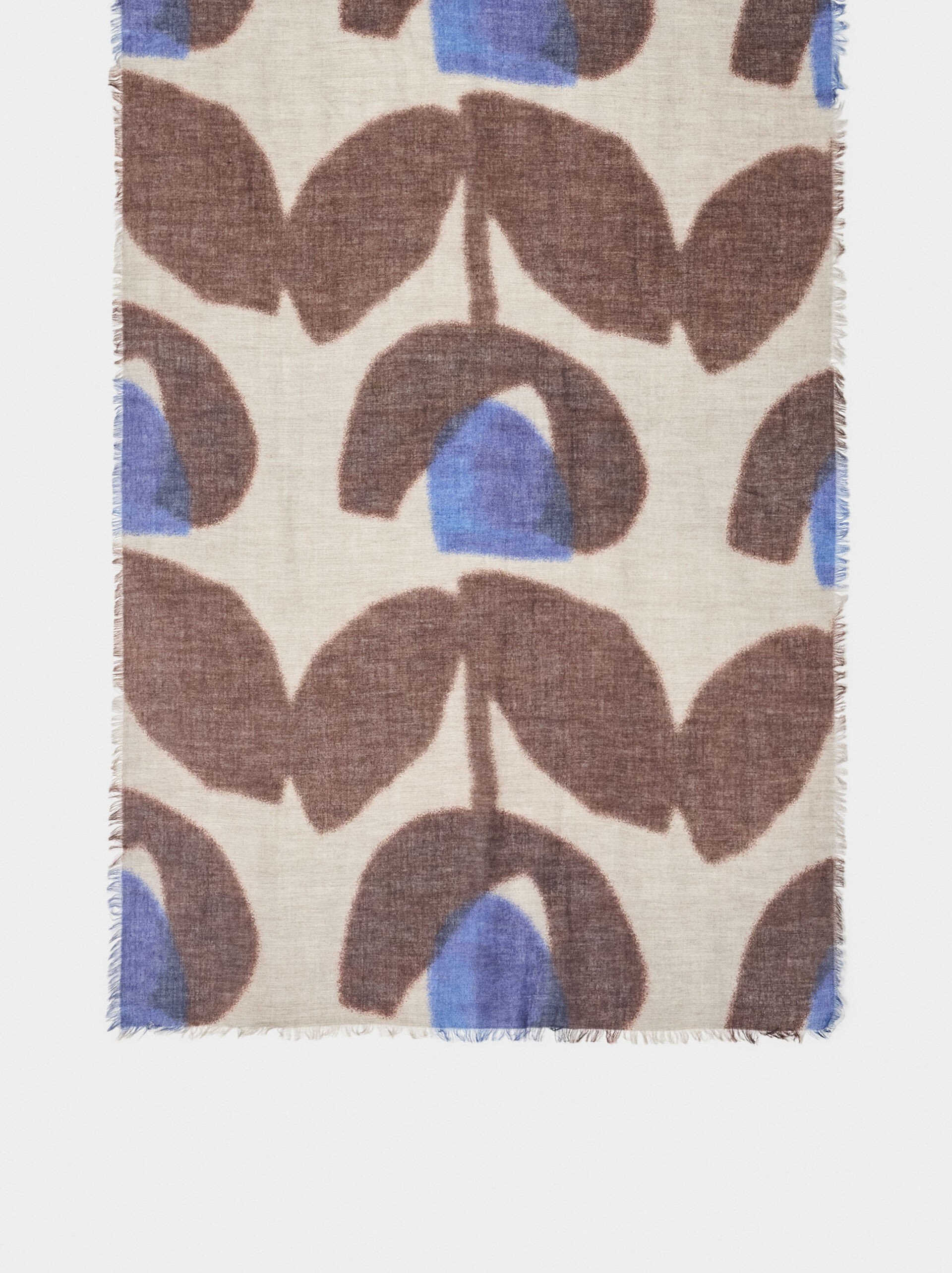 Printed scarf made of wool and cotton image number 3.0
