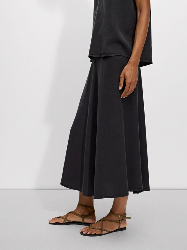 Flowy long skirt