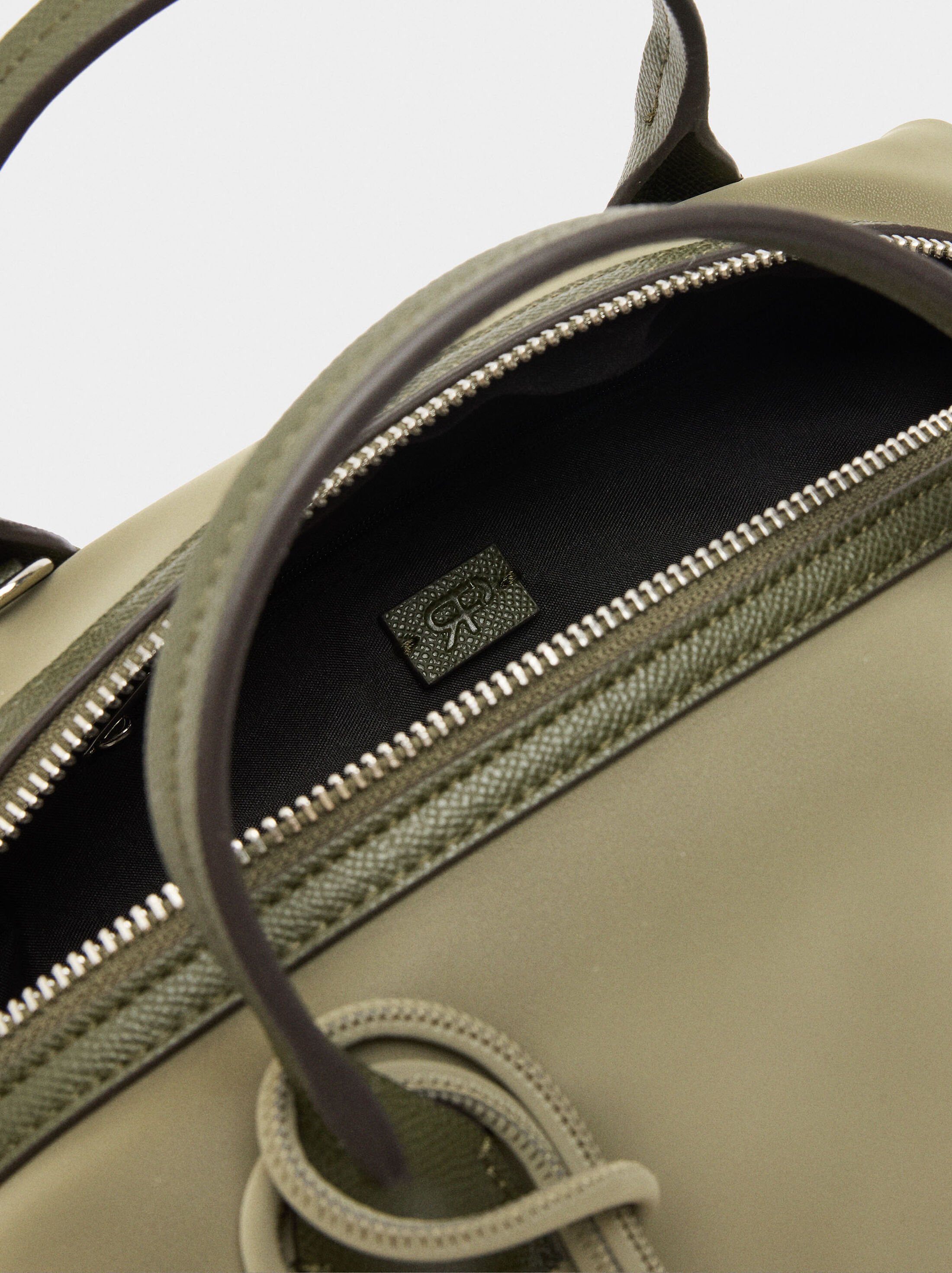 Bossa tote textura suave con penduro image number 5.0