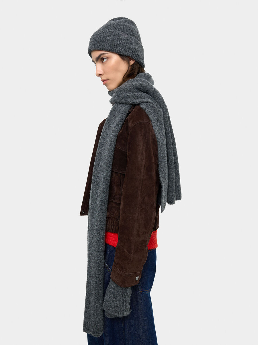 Plain scarf with ribbed edges