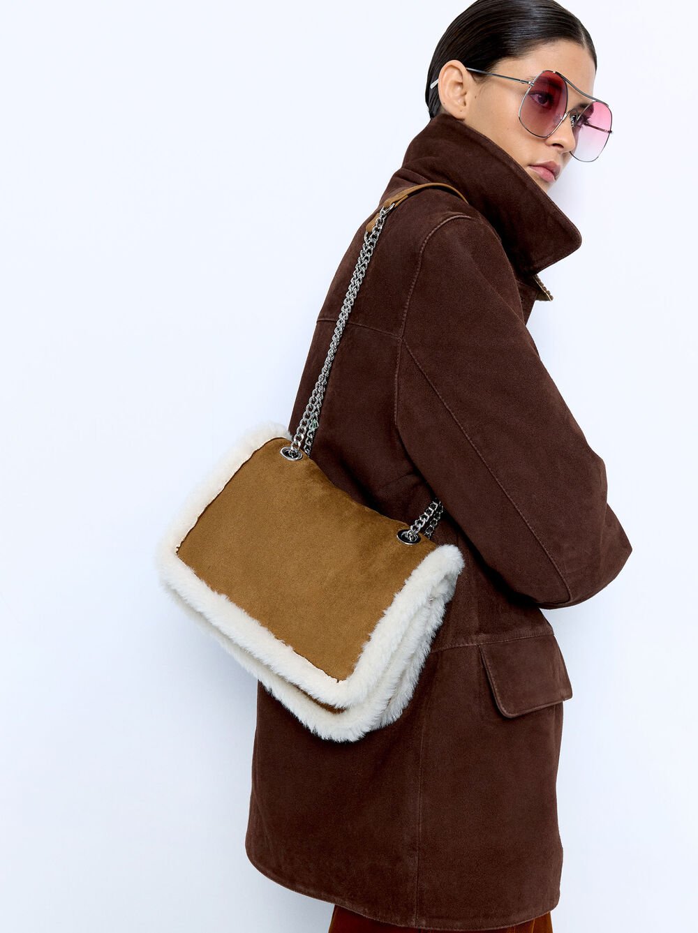 Schultertasche mit pelzähnlichen Kanten