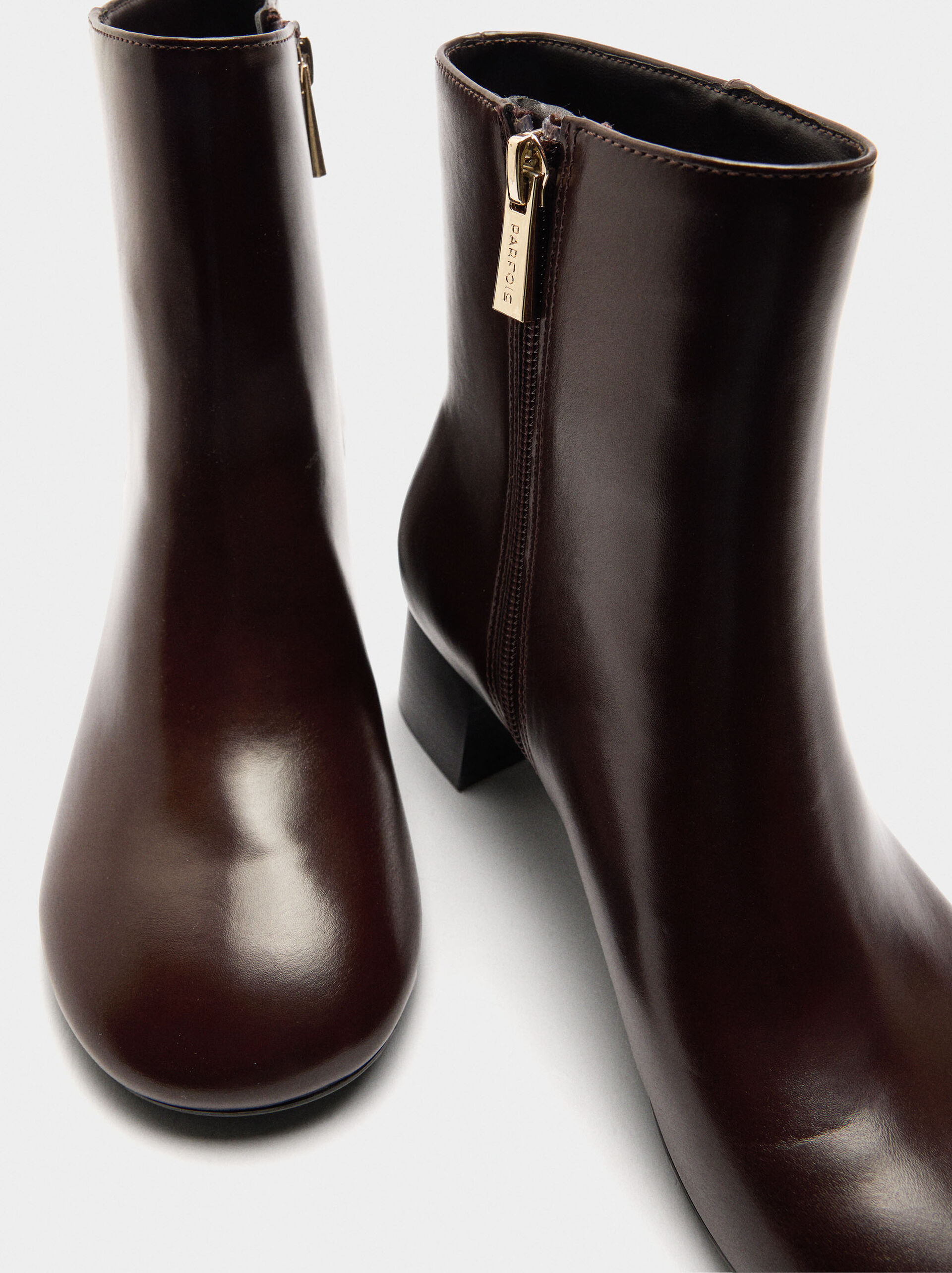 Plain ankle boots with a wide heel image number 4.0