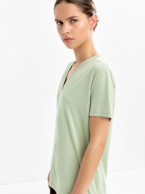 Camiseta básica cuello pico