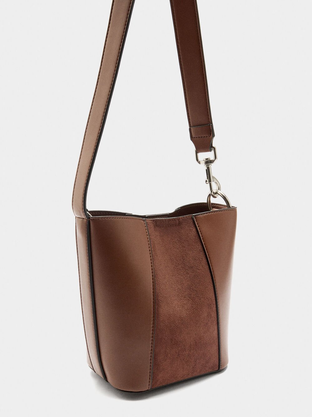 Borsa secchiello con contrasto di texture