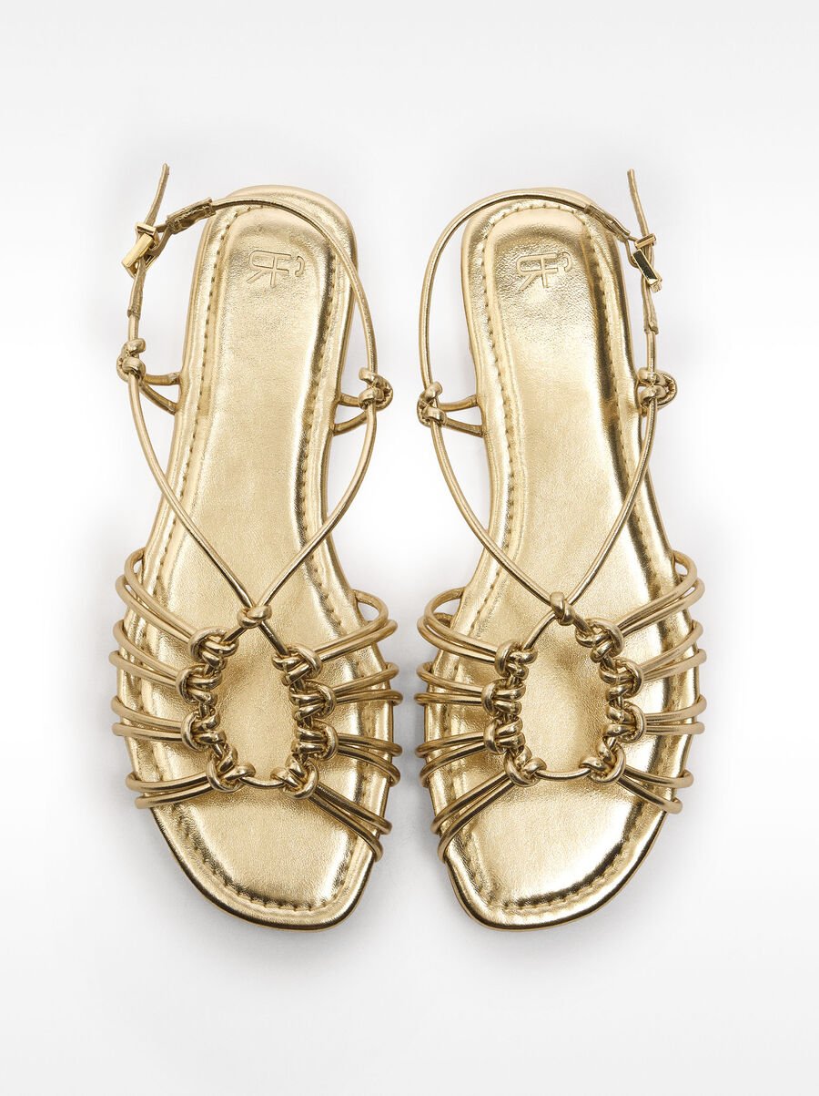 Metallische flache Sandalen mit Riemen und Knoten