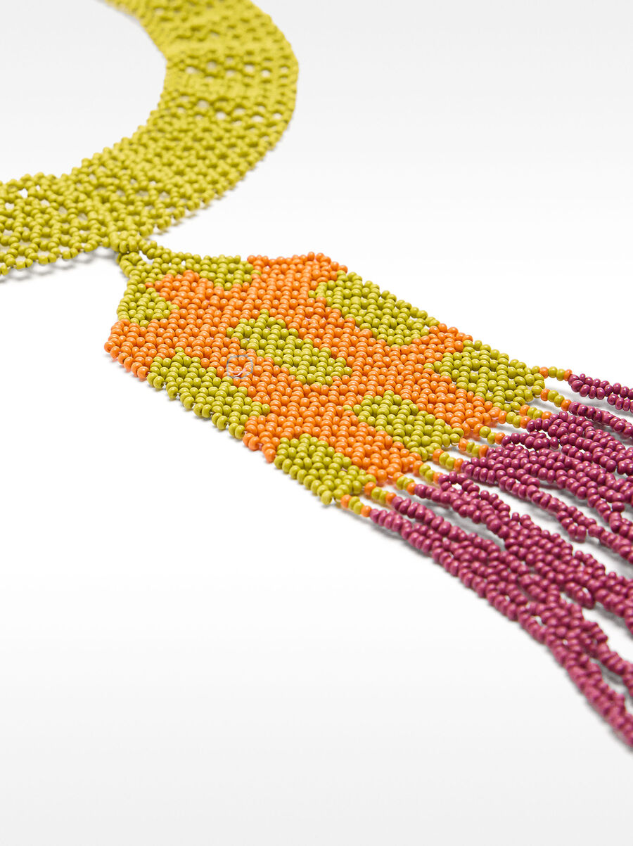 Short necklace with beads