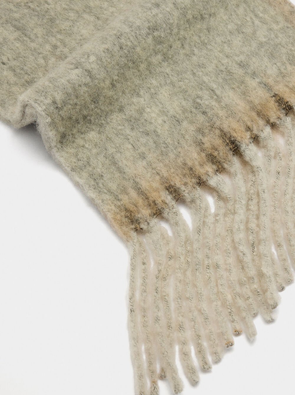 Scarf made of wool blend with fringes
