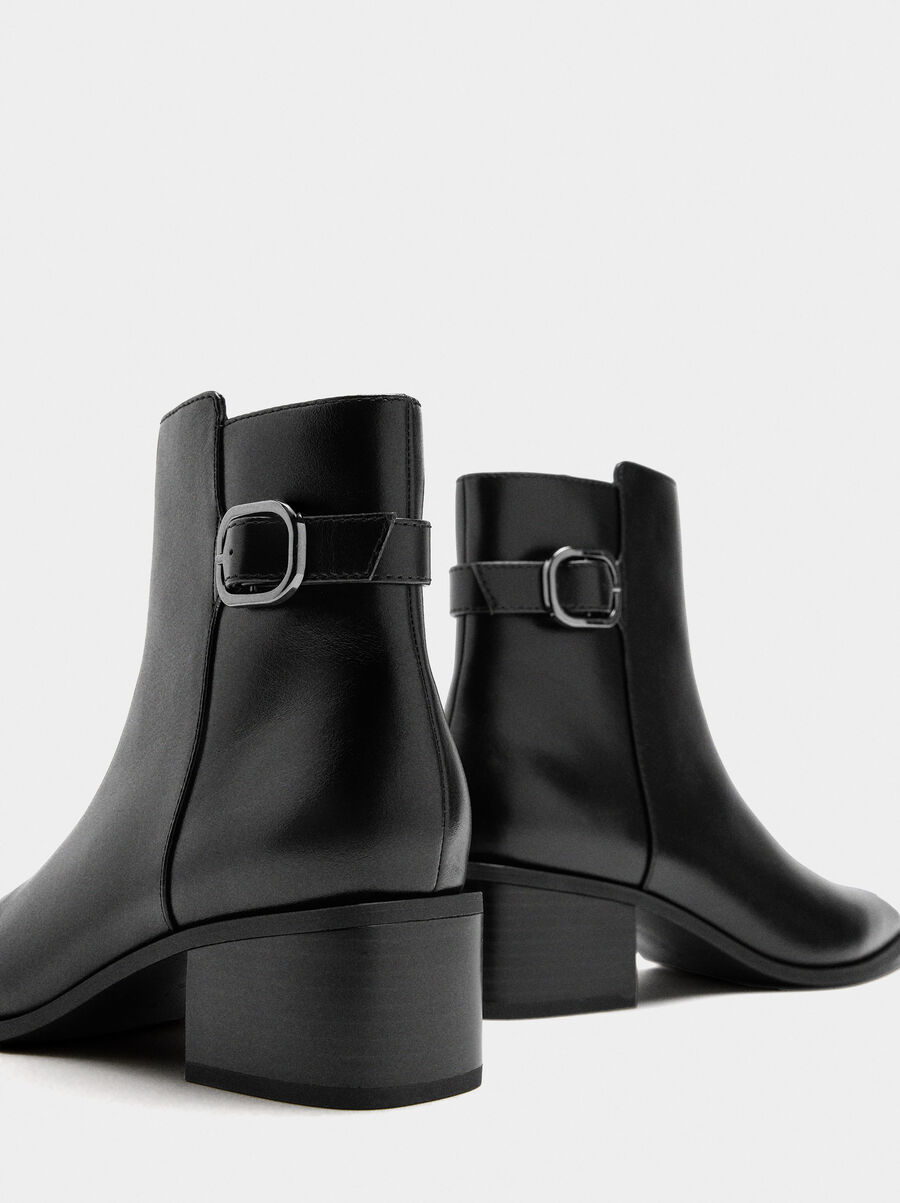 Leather ankle boots with buckle