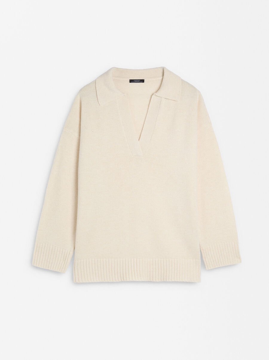 Knitted sweater with wool