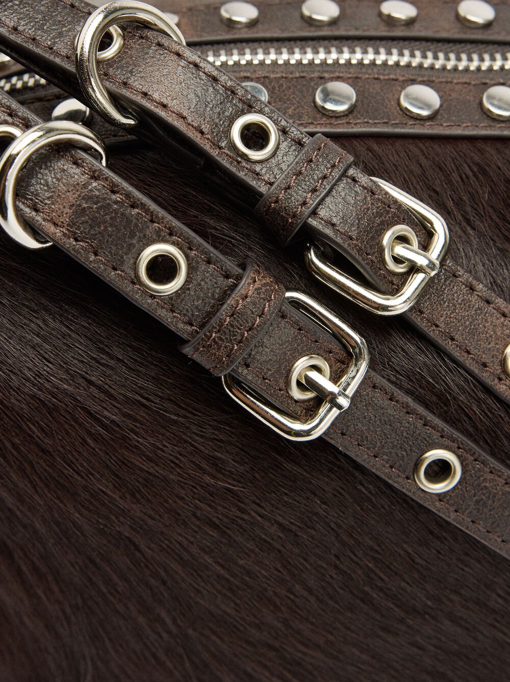 Sac avec détails en cuir et clous