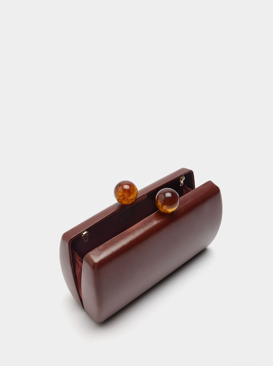 Party clutch with kiss-lock closure