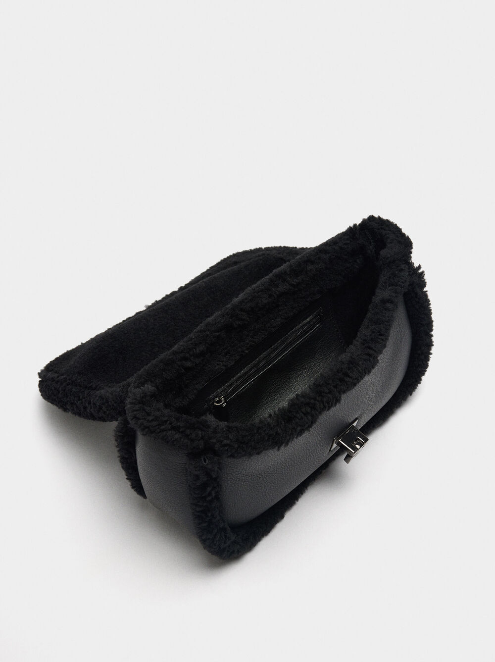 Party bag with fur effect borders