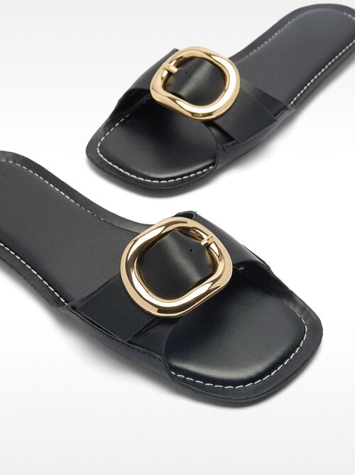 Flat sandals with buckle