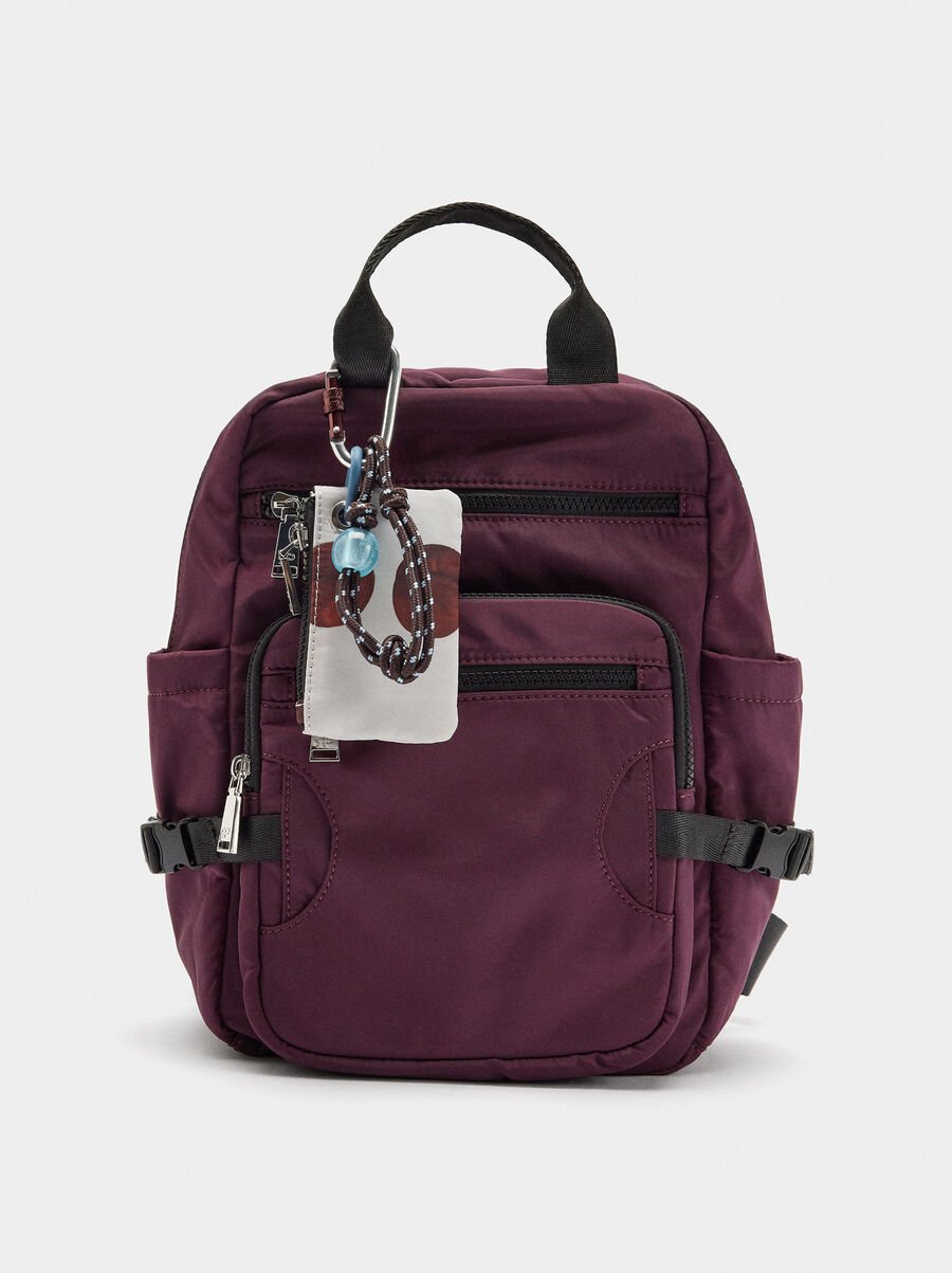 Mochila de nylon con colgante