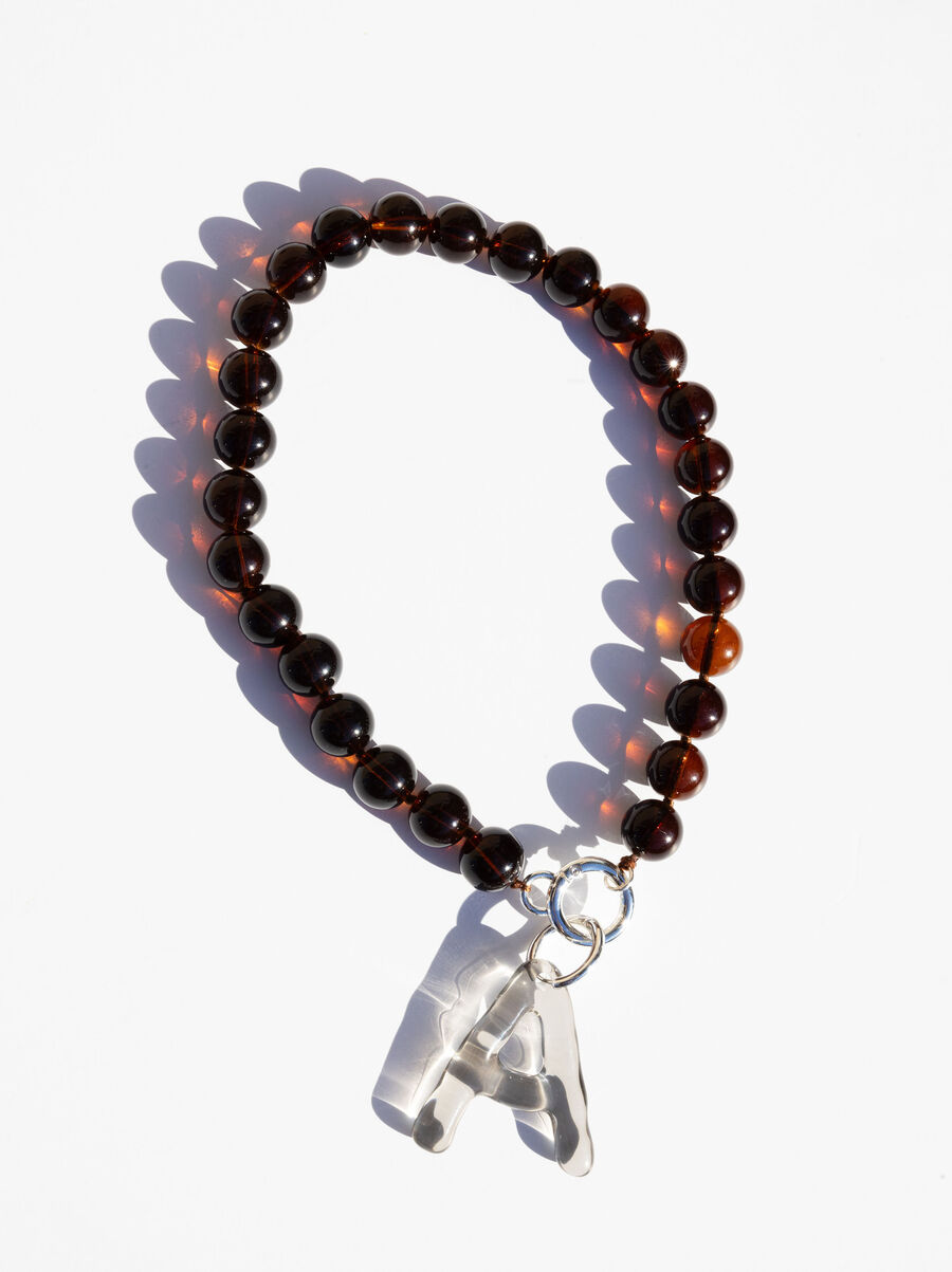 Kurzes Halsband mit Perlen und Buchstaben