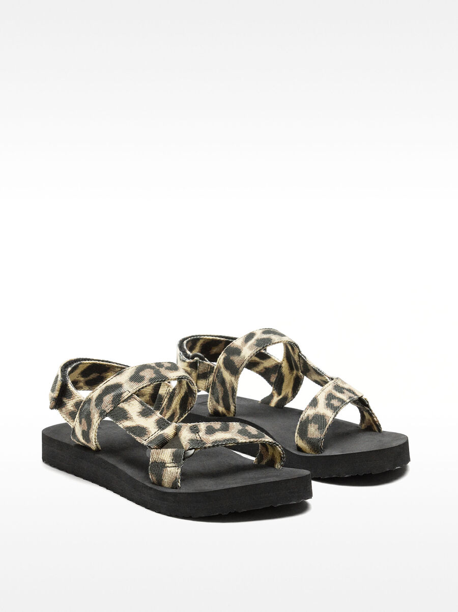 Flat sandals with animal print